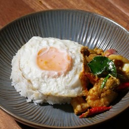 ข้าวผัดพริกแกง ไข่ดาว