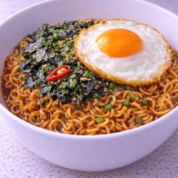 มาม่าเกาหลี + ไข่ดาว (เเห้ง)