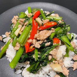 ผัดผักบุ้งราดข้าว