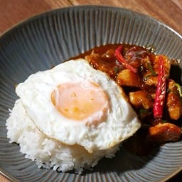 ข้าวพะแนงหมูไข่ดาว