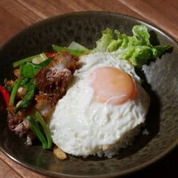 ข้าวคะน้าหมูกรอบ ไข่ดาว