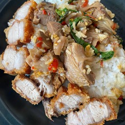 ข้าวกะเพราหมูกรอบ+หมูตุ๋น