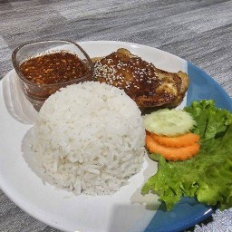 ข้าวหน้าไก่ย่างซอส(ร้านแม่น้องธาม)