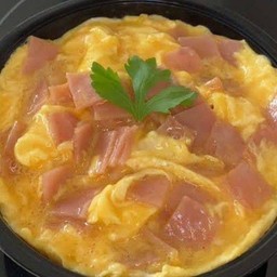 ข้าวไข่ข้นหน้าแฮมไก่