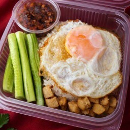 ข้าวน้ำพริกผัดหมู รสมือแม่