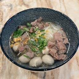 ก๋วยเตี๋ยวเนื้อลูกชิ้นน้ำใสที่จริงใจ