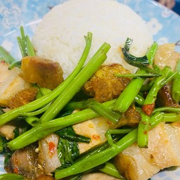 ผัดผักบุ้งหมูกรอบ ราดข้าว