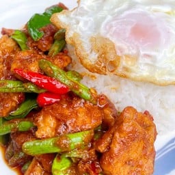 ผัดพริกแกงราดข้าว