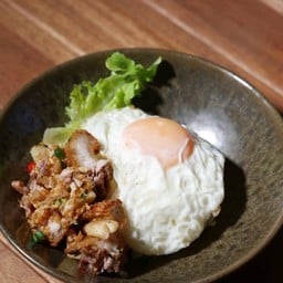 ข้าวกระเทียม ไข่ดาว