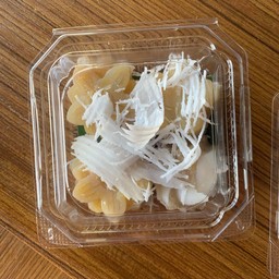 ขนมกล้วยคลุกโรยมะพร้าวที่ร้านทำเองค่ะ