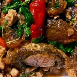 ข้าวกระเพราใข่เยี้ยวม้าหมูสับ