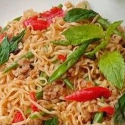 กระเพรามาม่าหมูสับ