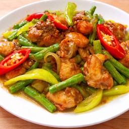 ไก่ผัดขมิ้น (กับข้าว)