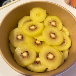 กีวี่ทองไส้แดง แช่เย็นปอกพร้อมทาน