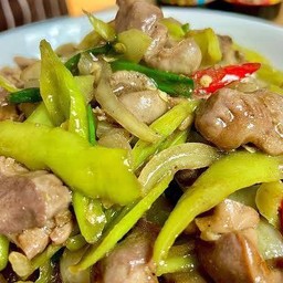 ผัดพริกหยวกไก่สับ+ไข่ดาว