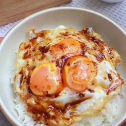 ข้าวไข่ดาว+น้ำปลาซอส