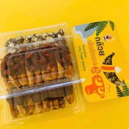 กล้วยเล็บมือนางเคลือบช็อคโกแลตโรยด้วยสตอเบอรรี่อบแห้ง