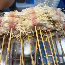 สามชั้นพันเห็ดเข็มทอง