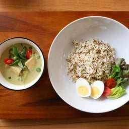 ชุดแกงเขียวหวานอกไก่ (เสิร์ฟพร้อมข้าวควินัวและไข่ต้ม)