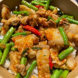 ข้าวหมูสามชั้นผัดพริกแกงถั่วฝักยาว