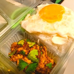 คั่วกลิ้งไก่ชิ้น+ไข่ดาว