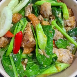ข้าวคะน้าหมูกรอบ