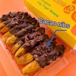 กล้วยเล็บมือนางเคลือบช็อคโกแลตโรยด้วยโกโก้นิปส์