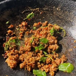 กะเพราหมูสับ (กับข้าว)