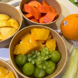 ผลไม้มงคลถวายพระ /ใส่บาตร ทางร้านคละผลไม้ให้ตามฤดูกาล