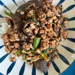 กะเพราหมูสับ+ตับเหล็ก