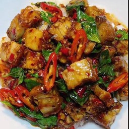 ข้าวพริกเผาหมูกรอบ
