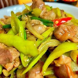 ไก่ชิ้นผัดพริกหยวก+ไข่ดาว