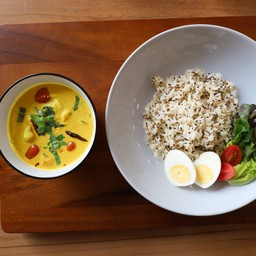 ชุดต้มข่าไก่ขมิ้น (เสิร์ฟพร้อมข้าวควินัวและไข่ต้ม)