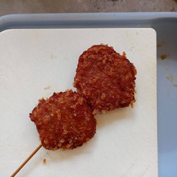 หมูกระเทียมวุ้นเส้นเสียบไม้ทอด