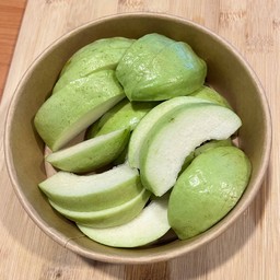 ฝรั่งกิมจู แช่เย็น ปอกพร้อมทาน