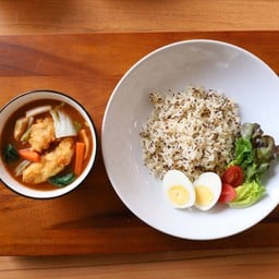 ชุดแกงส้มผักรวมปลานิลทอด (เสิร์ฟพร้อมข้าวควินัวและไข่ต้ม)