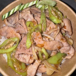 ข้าวผัดพริกอ่อนหมูชิ้น