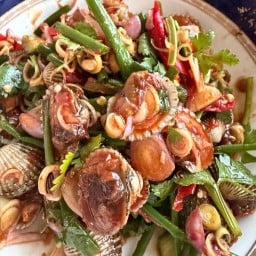 ปลายฝนตำแซ่บนัว