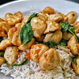 ข้าวกระเพาลูกชิ้น