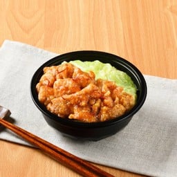 ข้าวหน้าไก่ทอดราดซอสนัมบัง