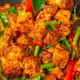 ข้าวพริกแกงหมูกรอบ