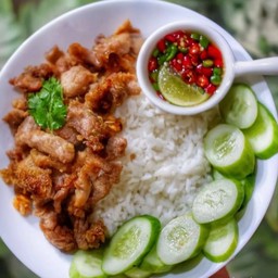 ข้าวสวยร้อนๆ+หมูกระเทียม หมูหมักสูตรทางร้านค่ะ