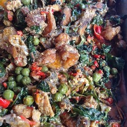 ปลาช่อนผัดเผ็ด