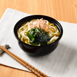 อุด้งร้อนในซุปสาหร่ายวากาเมะ