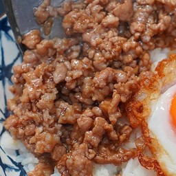 ข้าวกระเทียมพริกไทยหมูสับฉ่ำๆ