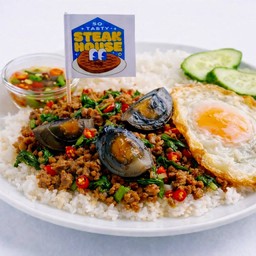 กะเพราหมูสับไข่เยี่ยวม้า