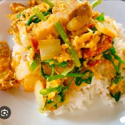 ข้าวผัดผงกระหรี่หมูกรอบ