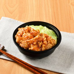 ข้าวหน้าไก่ทอดราดซอสนัมบัง