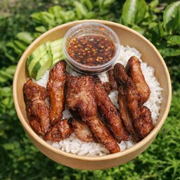 ข้าวหมูหอมแดด  ฟรี น้ำจิ้มแจ่ว