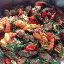 ไข่เยี่ยวม้ากุ้งสดผัดกะเพรา